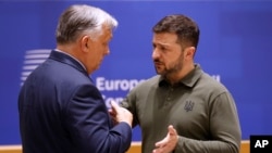 Виктор Орбан, слева, беседует с Владимиром Зеленским во время встречи за круглым столом на саммите ЕС в Брюсселе в четверг, 27 июня 2024 года.