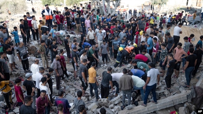 Palestinians look for survivors after Israeli airstrikes in Khan Younis, Gaza Strip, Monday, Oct. 16, 2023. (AP Photo/Fatima Shbair)