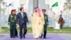 Presiden Korea Selatan, Yoon Suk-Yeol dan Putra Mahkota Arab Saudi, Mohammed bin Salman di Riyadh, Arab Saudi, 22 Oktober 2023. Kedua negara pada Minggu (4/2) menandatangani nota kesepahaman perluasan kerja sama pertahanan, (Foto: Ilustrasi via Reuters)