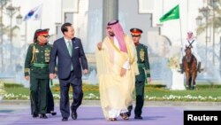 Presiden Korea Selatan, Yoon Suk-Yeol dan Putra Mahkota Arab Saudi, Mohammed bin Salman di Riyadh, Arab Saudi, 22 Oktober 2023. Kedua negara pada Minggu (4/2) menandatangani nota kesepahaman perluasan kerja sama pertahanan, (Foto: Ilustrasi via Reuters)