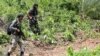 FILE - Personel militer India berpatroli di kawasan hutan Saranda dalam operasi melawan pemberontak Maois di distrik Singhbhum Barat di negara bagian Jharkhand, India timur, 9 Mei 2018. (Sanjib DUTTA / AFP)