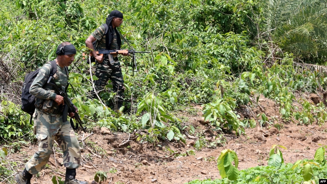 FILE - Personel militer India berpatroli di kawasan hutan Saranda dalam operasi melawan pemberontak Maois di distrik Singhbhum Barat di negara bagian Jharkhand, India timur, 9 Mei 2018. (Sanjib DUTTA / AFP)