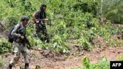 FILE - Personel militer India berpatroli di kawasan hutan Saranda dalam operasi melawan pemberontak Maois di distrik Singhbhum Barat di negara bagian Jharkhand, India timur, 9 Mei 2018. (Sanjib DUTTA / AFP)