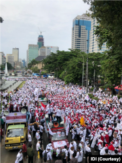 Lima organisasi dokter dan tenaga kesehatan saat turun ke jalan mendorong pemerintah untuk menghentikan pembahasan RUU Kesehatan yang sedang bergulir di parlemen. (Foto: Courtesy/IDI)