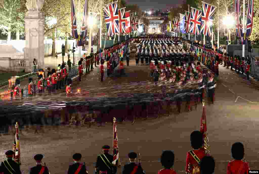 Припадниците на војската учествуваат во целосна ноќна генерална проба на церемонијата на крунисување на британскиот крал Чарлс и Камила, Кралицата Консорт во Лондон, 3 мај 2023 година.