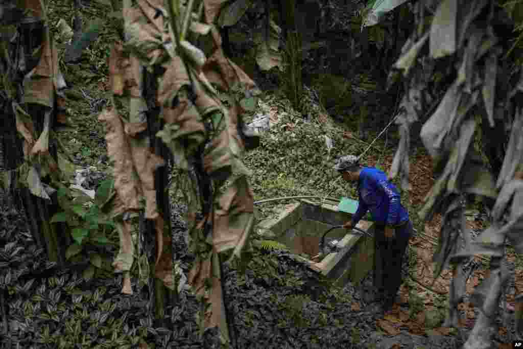 Una bomba de agua es utilizada para recolectar agua de un pozo en Petare, Caracas. De ahí, unos 400 venezolanos se surten del líquido.&nbsp;