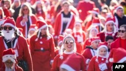 Sejumlah warga mengikuti acara tahunan "Santa run" untuk menggalang dana untuk kegiatan amal di Pristina, Kosovo, pada 25 Desember 2022. (Foto: AFP/Armend Nimani) 