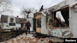 俄罗斯无人机袭击破坏了利沃夫纪念乌克兰起义军领导人舒赫维奇的博物馆后，一位男子在现场查看。(2023年1月1日)