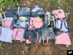 Dalam foto yang dirilis Badan Pengawas Narkotika pada Minggu, 17 Desember 2023, tas berisi pil sabu dipajang saat konferensi pers di provinsi Chiang Rai, Thailand. (Kantor Badan Pengawasan Narkoba via AP)