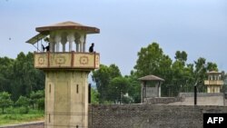 Polisi berjaga di pos penjara Attock di mana mantan Perdana Menteri Pakistan Imran Khan ditahan selama tiga tahun di Attock pada 6 Agustus 2023. (Aamir QURESHI/AFP)