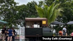 Trucky Café ຮ້ານກາເຟນ້ອຍເຄື່ອນທີ່ ຢູ່ສວນສາທາລະນະບຶງທາດຫຼວງ, ນະຄອນຫຼວງວຽງຈັນ, ສປປ ລາວ. (ພາບທີ່ໄດ້ຮັບການສະໜອງຈາກຜູ້ປະກອບການ Trucky Café)