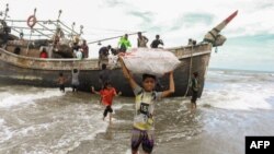 Sekitar 50 orang Rohingya dewasa dan anak-anak terdampar di Pantai Lampanah, Aceh Besar pada 16 Februari 2023. (Foto: AFP)