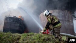 24일 러시아 소방관계자가 우크라이나 군의 드론 공격으로 화재가 발생한 러시아 스몰렌스크의 에너지 기반 시설 화재를 진압하고 있다.