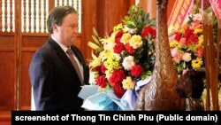 Đại sứ Mỹ Marc Knapper thăm Khu di tích về ông Hồ Chí Minh ở Kim Liên, tỉnh Nghệ An, 27/9/2023.