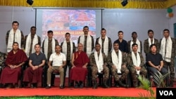 印度阿鲁纳恰尔邦达洪喜马拉雅文化研究中心，一位佛教僧侣与一群印度士兵合影（美国之音 贾尚杰）
