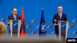 Zajednička konferencija za medija albasnkog predsednika Bajrama Begaja i generalnog sekretara NATO-a Jensa Stoltenberga (Foto: NATO) 