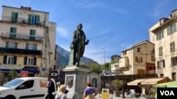 The statue of Corsican hero and nationalist Pascal Paoli in Corte, France. (Lisa Bryant/VOA)