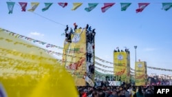 Sejumlah perserta ambil bagian bagian dalam perayaan warga Kurdi, Nowruz, Tahun Baru dalam kalender Persia, di Istanbul, Turki, pada 17 Maret 2024. (Foto: AFP/Yasin Akgul)