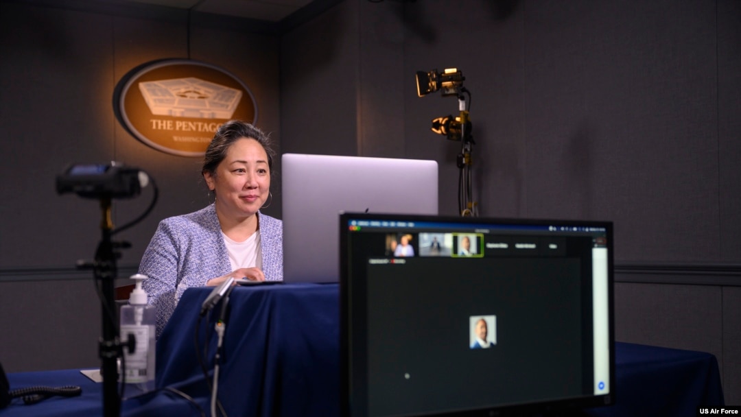 Wakil Asisten Menteri Pertahanan untuk Kebijakan Siber, Mieke Eoyang, berbicara dalam acara Cybercon yang digelar secara virtual, dari Pentagon, Washington, D.C., pada 10 November 2021. (Foto: US Air Force)