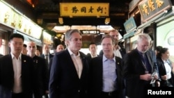 美国国务卿布林肯与美国驻华大使伯恩斯参观上海豫园。（2024年4月24日）