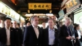 美国国务卿布林肯与美国驻华大使伯恩斯参观上海豫园。（2024年4月24日）