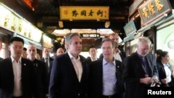 美國國務卿布林肯與美國駐華大使伯恩斯參觀上海豫園。 （2024年4月24日）