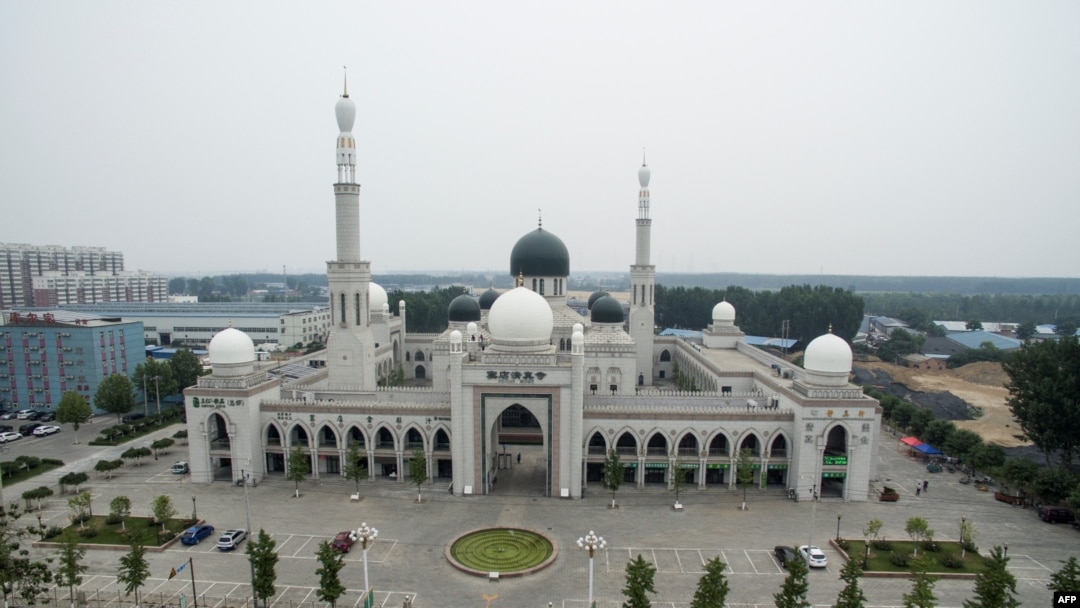 Masjid Doudian yang terletak di distrik Fangshan di pinggiran Kota Beijing dalam foto yang diambil pada 21 Juni 2017, sebelum direnovasi di bawah program Sinisisasi. (Foto: AFP/Fred Dufour)