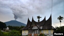 Gunung Marapi memuntahkan abu vulkanik terlihat dari Panyalaian di Tanah Datar, provinsi Sumatera Barat, Indonesia, 6 Desember 2023. (Antara Foto/Iggoy el Fitra via REUTERS) 