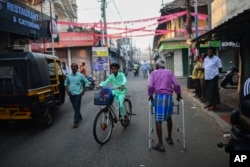 Seorang lansia berjalan melalui jalan di distrik bersejarah Mattancherry, di Kochi, negara bagian Kerala, India, 6 Maret 2023. (Foto: AP)