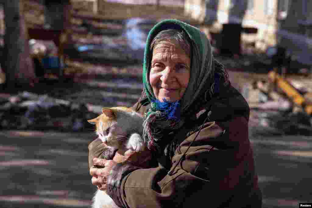 Una mujer sonríe mientras sostiene un gato en la ciudad de Siversk, en medio del ataque de Rusia a Ucrania, en la región de Donetsk, Ucrania, el 20 de febrero de 2023.&nbsp;