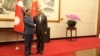 2024年3月26日尼泊尔外长施雷斯塔(左)和中国外长王毅在北京举行会谈（尼泊尔外交部提供）