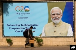 Papan reklame bergambar Perdana Menteri India Narendra Modi, dipasang menjelang KTT G20 minggu ini di New Delhi, India.