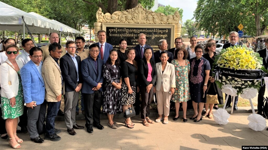 ឯកអគ្គរាជទូតនិងរដ្ឋទូតប្រទេសប្រជាធិបតេយ្យធំៗនិងអ្នកសារព័ត៌មានប្រមាណ៤០នាក់ ប្រារព្ធទិវាសេរីភាពសារព័ត៌មានពិភពលោកលើកទី៣០។