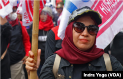 Buruh perempuan jdalam perayaan Hari Buruh 2023 di Tugu Kuda, Jakarta, mereka menuntut pengesahan RUU Perlindungan Pekerja Rumah Tangga dan pembayaran upah murah, Senin, 1 Mei 2023. (Foto: VOA/Indra Yoga)