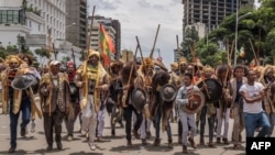 Watu wakisherehekea kurejea kwa kundi lililokuwa limepigwa marufuku na serikali la Oromo Liberation Front (OLF) huko Addis Ababa, Ethiopia.Tarehe 15 Septemba, 2018. Picha na Yonas TADESSE / AFP.