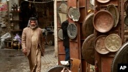 ILUSTRASI - Seorang pria berjalan melewati pasar barang antik Shurja di Baghdad tengah, Irak, Rabu, 13 Januari 2021. (AP/Hadi Mizban)