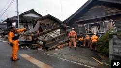 Ishikawa (အီရှီကာဝါ) စီရင်စု ကမ်းရိုးတန်းဒေသ Suzu မြို့မှာ ငလျင်ကြောင့် ပြိုကျသွားတဲ့ အိမ်တလုံးကို ကူညီကယ်ဆယ်ရေးလုပ်ဆောင်နေကြစဉ် (ဇန်နဝါရီ ၃၊ ၂၀၂၄)