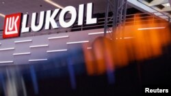 Logoja e kompanisë ruse Lukoil (Abu Dhabi, tetor 2023)