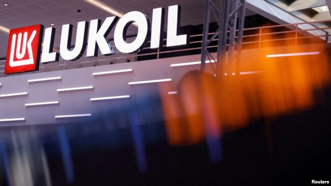 Logoja e kompanisë ruse Lukoil (Abu Dhabi, tetor 2023)