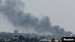 Asap mengepul dari sebuah lokasi di Rafah, di selatan Jalur Gaza, menyusul serangan Israel ke wilayah tersebut pada 28 Mei 2024. (Foto: Reuters/Mohammed Salem)