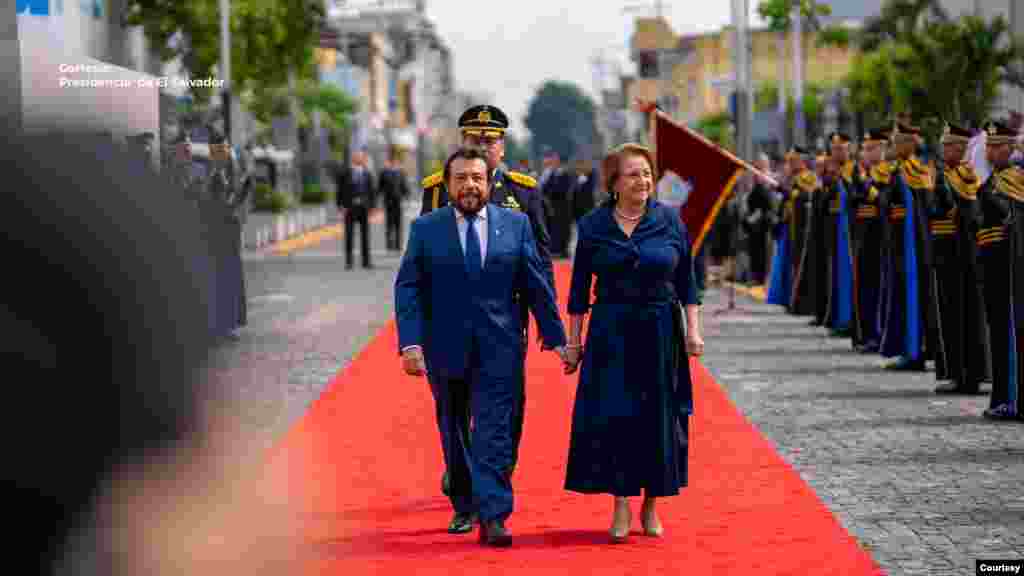 También fue juramentado para un segundo mandato el vicepresidente de El Salvador, Feliz Ulloa, quien llegó acompañado de su esposa. [Presidencia de El Salvador]