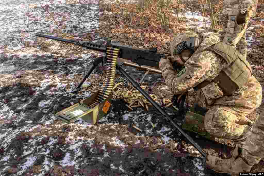 Armas pequeñas y municiones adicionales, incluidas rondas de calibre 50 para contrarrestar los drones aéreos.&nbsp;No se especificaron tipos de armas. Esta imagen muestra a un soldado ucraniano disparando una ametralladora Browning calibre 50 de fabricación estadounidense.