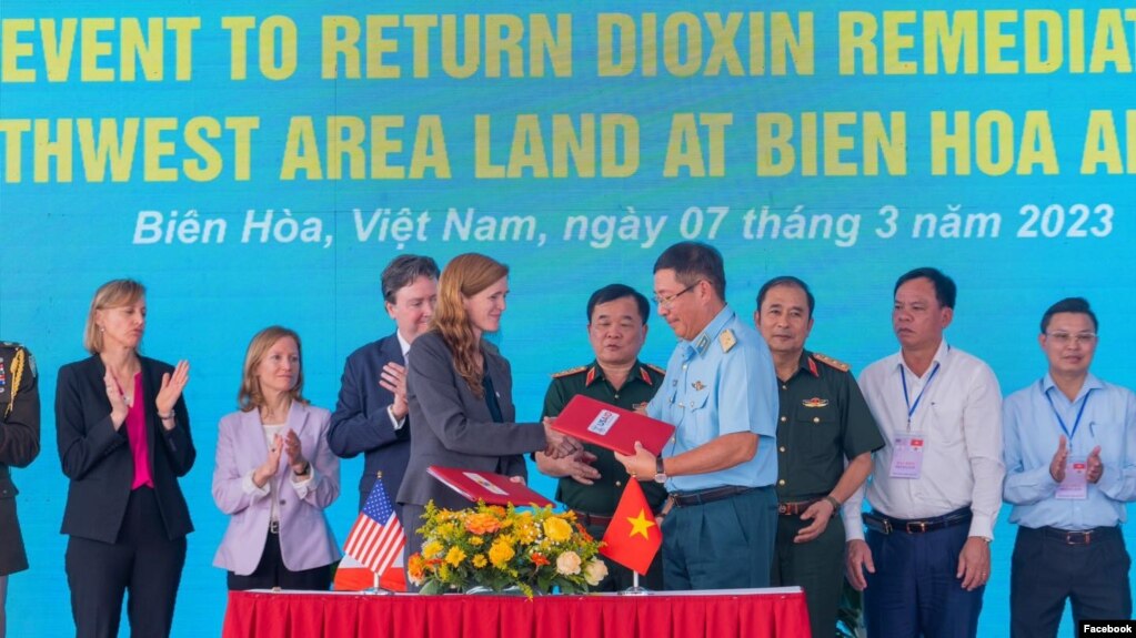 Tổng Giám đốc USAID Samantha Power và Thứ trưởng Bộ Quốc phòng Việt Nam Hoàng Xuân Chiến tại buổi lễ ở sân bay Biên Hòa, ngày 7/3/2023. Photo Facebook USAID Vietnam.