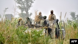Une patrouille militaire nigérienne faisant partie de l'opération "Faraouta Bouchia", qui lutte contre des bandes armées patrouille dans la région de Maradi, près de la frontière avec le Nigeria, le 2 novembre 2022.