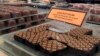 FILE - Pajangan coklat di Jacques Torres, pembuat coklat di kawasan DUMBO, Brooklyn, New York, 28 April 2017. (AP/Beth J. Harpaz)