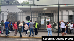 Electores en fila esperan para participar en el simulacro de los comicios presidenciales del 28 de junio.