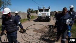 Mercredi, des dizaines de policiers et de fonctionnaires sud-africains ont lancé une vaste opération de déconnexion dans plusieurs banlieues du Cap.