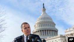 Hunter Biden, putra Presiden AS Joe Biden, berbicara kepada awak media di Gedung Capitol di Washington, pada 13 Desember 2023. (Foto: AP/Jose Luis Magana)