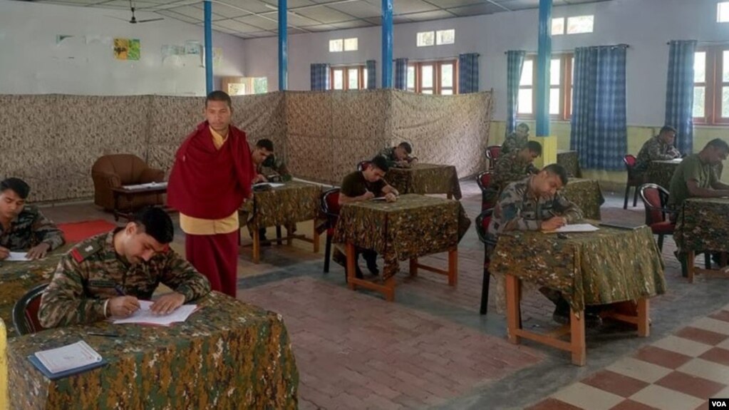 印度阿鲁纳恰尔邦达洪喜马拉雅文化研究中心，一位佛教僧侣正在监督印度士兵参加考试 （美国之音 贾尚杰）(photo:VOA)