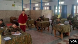印度阿鲁纳恰尔邦达洪喜马拉雅文化研究中心，一位佛教僧侣正在监督印度士兵参加考试 （美国之音 贾尚杰）